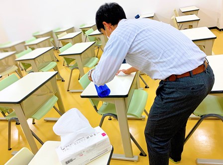 生徒の皆さんが利用する教室を隅々まで清拭