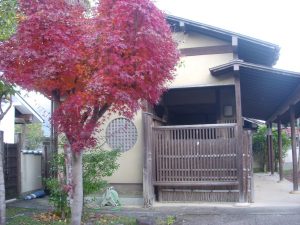 美作市古町の町並み 紅葉