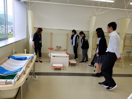 介護福祉の実習室にある用具の説明や機器を体験