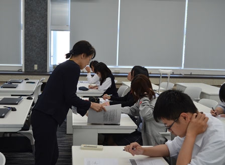 生徒もひとつひとつの質問に真剣に考えていました