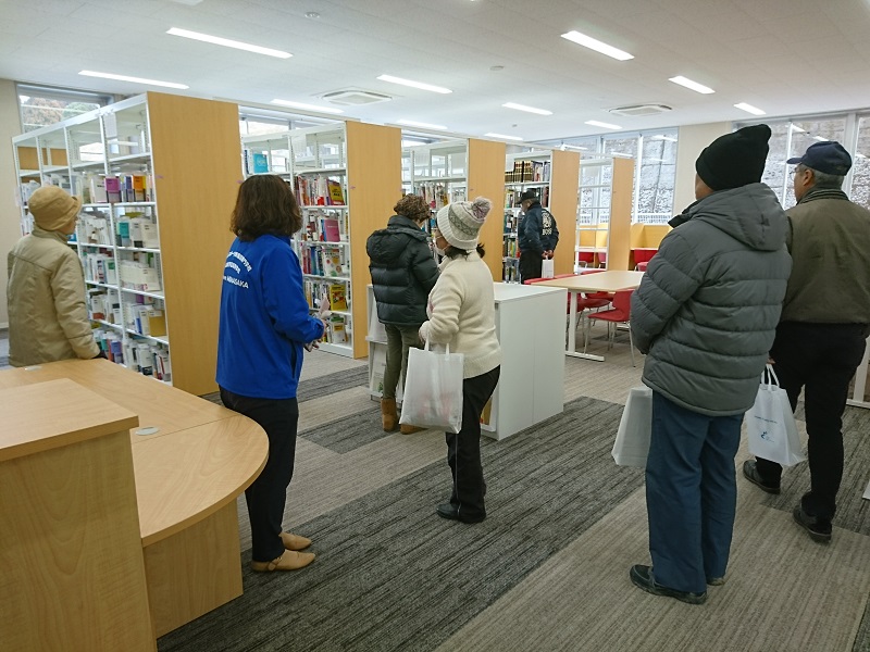 校内見学の様子 図書館