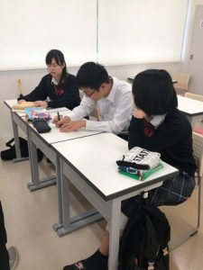 高齢者の身体的なイメージをみんなで話し合う