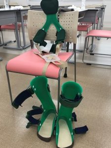 美作市スポーツ医療看護専門学校で高齢者擬似体験