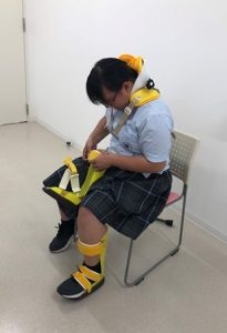 体験装具をつけて体験