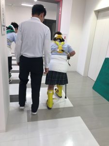 高齢者役とサポート役の２人１組のペアに