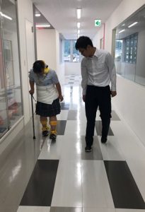 高齢者役とサポート役の２人１組のペアに