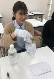 手の触覚や圧覚の変化を再現して 物を掴んだり細かい作業のしにくさを体験