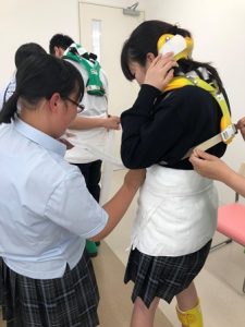 体験装具をつけて体験