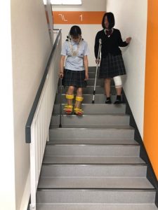 教室を出て階段を使って降りてみます