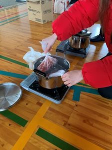 ビニール袋に入れて鍋で茹でました