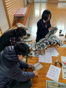 新聞紙で簡易の履物作り