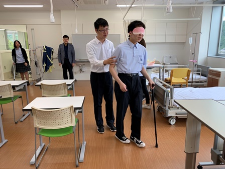 目隠しをして歩行してみる、介助してみる