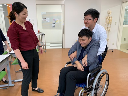 介助する時は相手に不安を与えないように