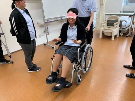 目隠しをして介助してみる