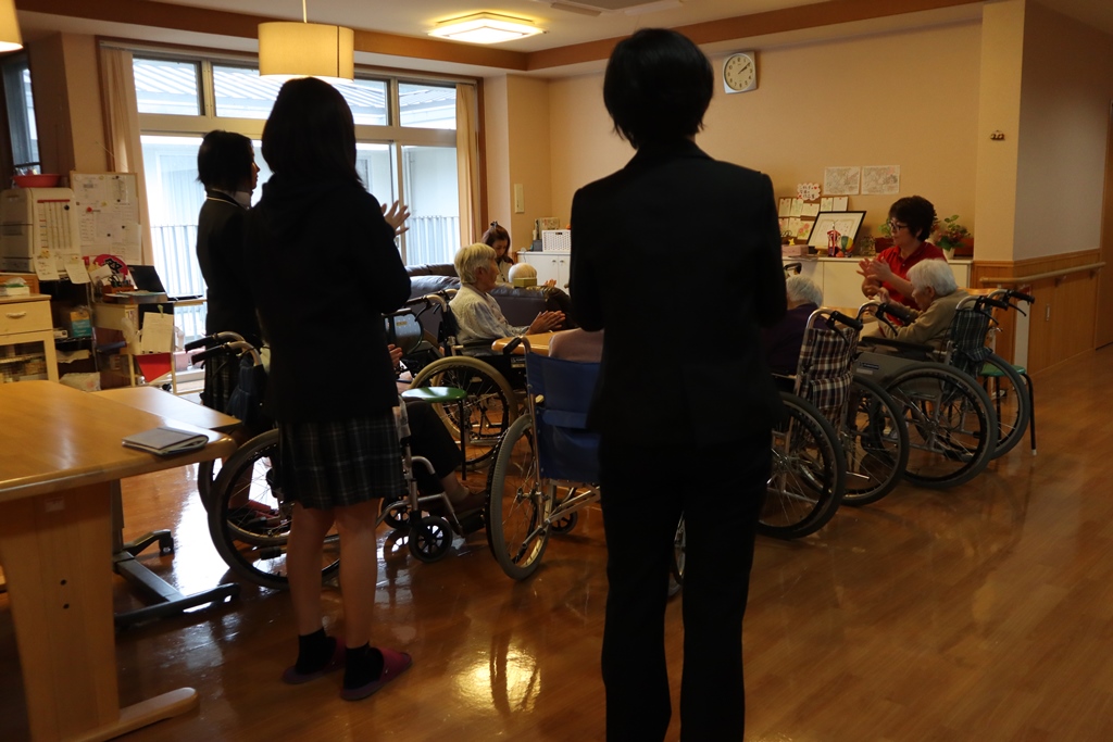 入居者の方達と一緒にリハビリ体操