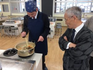 校長先生も何か気になる様子