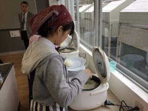 ごはんをよそう