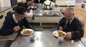 教員の皆さんにも食べてもらいました