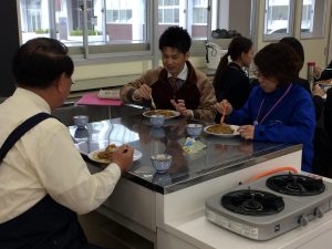 教員の皆さんにも食べてもらいました