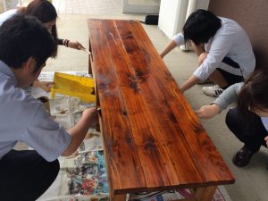兵庫県立山崎高等学校より寄贈された木製ベンチ