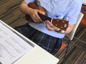 練習を続ける生徒
