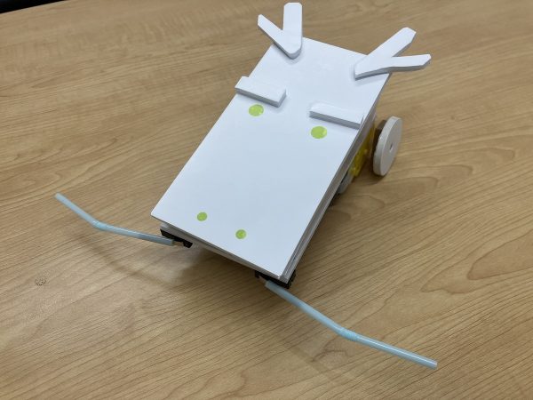 壁を避けるロボット写真