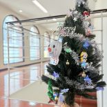 クリスマスツリーの飾りつけをしました★